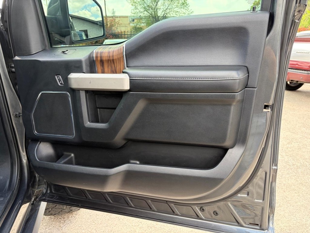 Ford F-150 Vehicle Full-screen Gallery Image 15