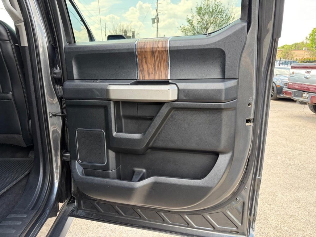 Ford F-150 Vehicle Full-screen Gallery Image 17