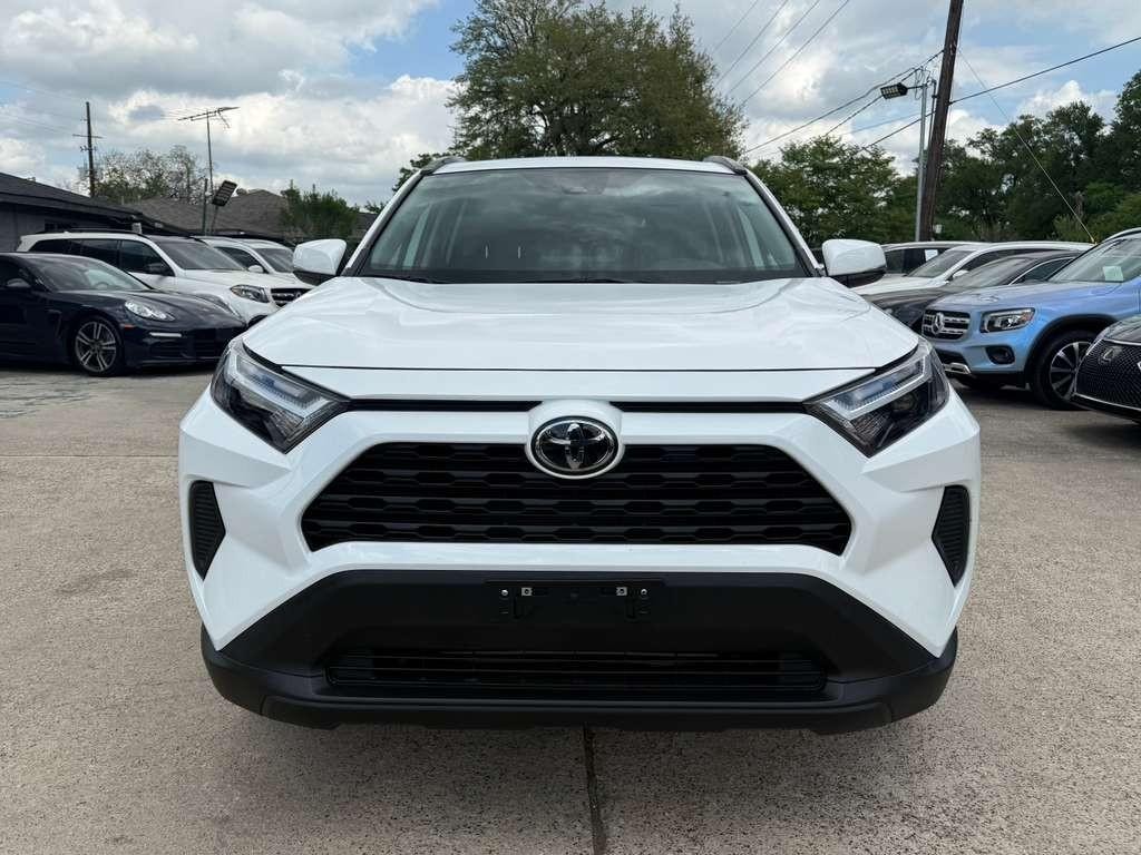 Toyota RAV4 Vehicle Full-screen Gallery Image 02