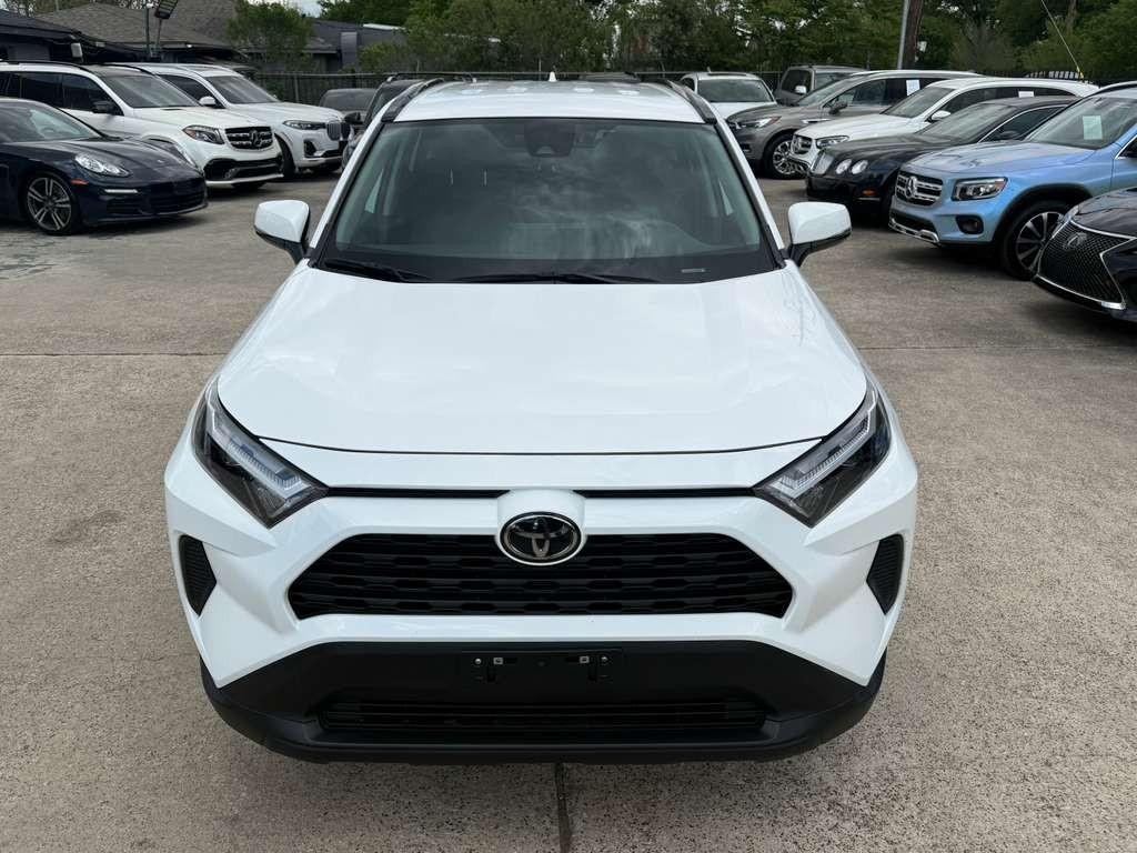 Toyota RAV4 Vehicle Full-screen Gallery Image 03