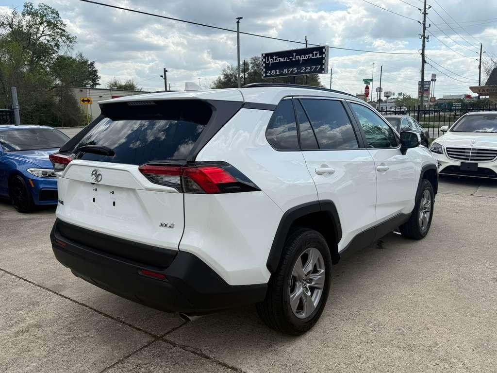 Toyota RAV4 Vehicle Full-screen Gallery Image 06