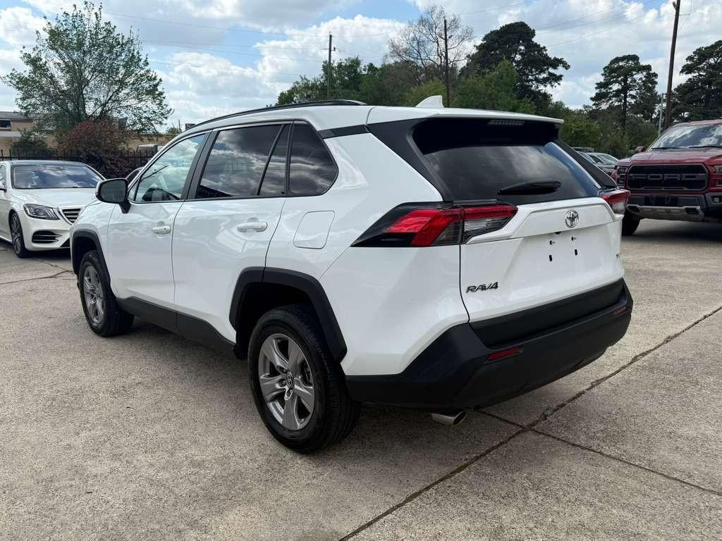 Toyota RAV4 Vehicle Full-screen Gallery Image 08