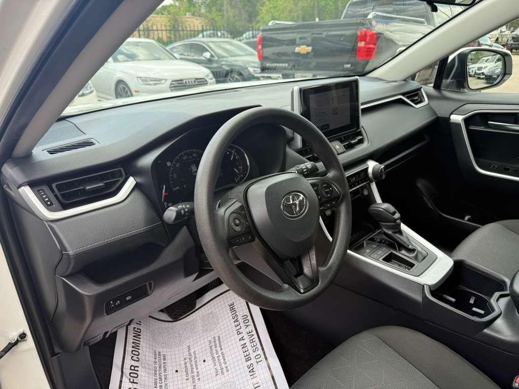 Toyota RAV4 Vehicle Full-screen Gallery Image 10