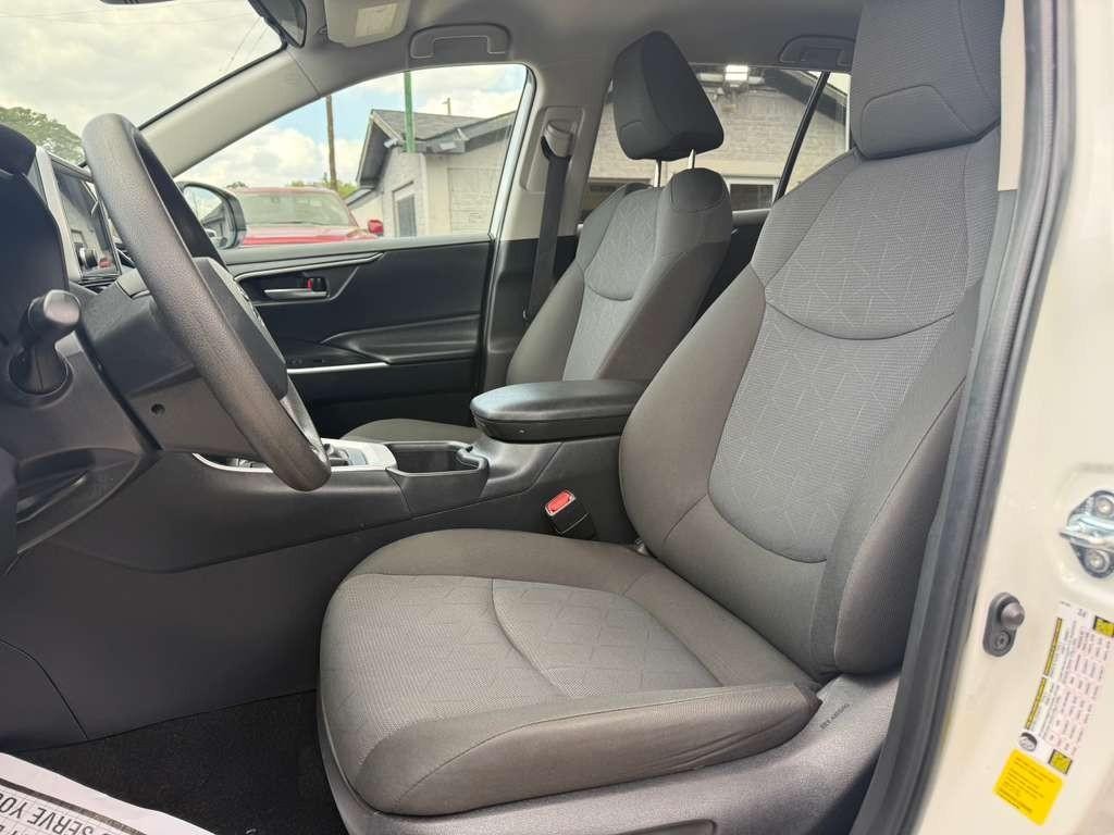 Toyota RAV4 Vehicle Full-screen Gallery Image 11