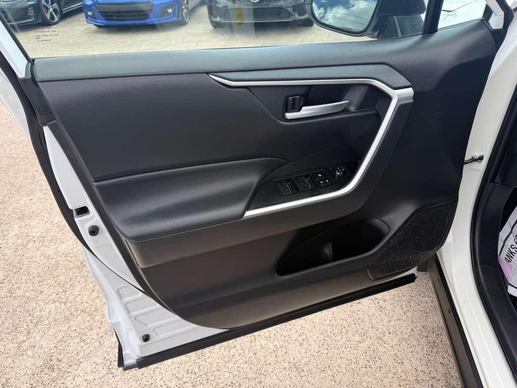 Toyota RAV4 Vehicle Full-screen Gallery Image 12