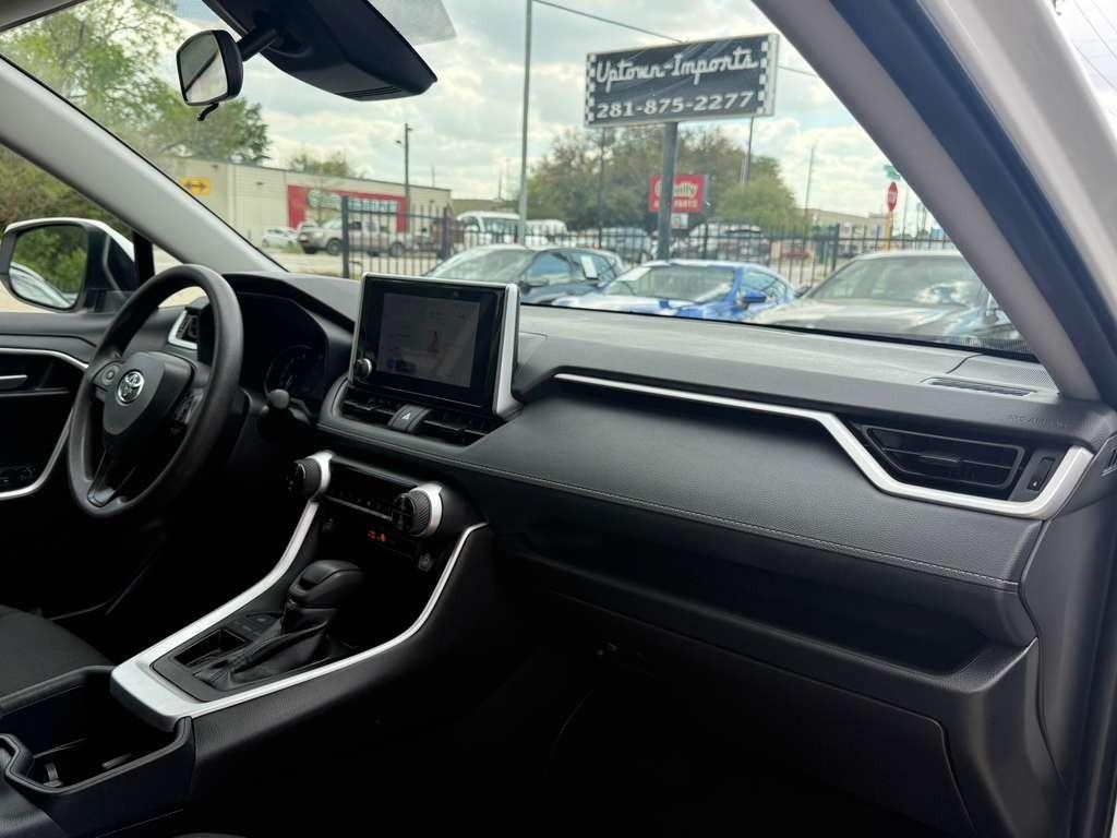 Toyota RAV4 Vehicle Full-screen Gallery Image 13