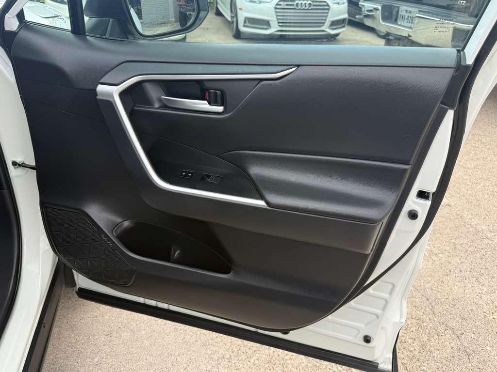 Toyota RAV4 Vehicle Full-screen Gallery Image 14