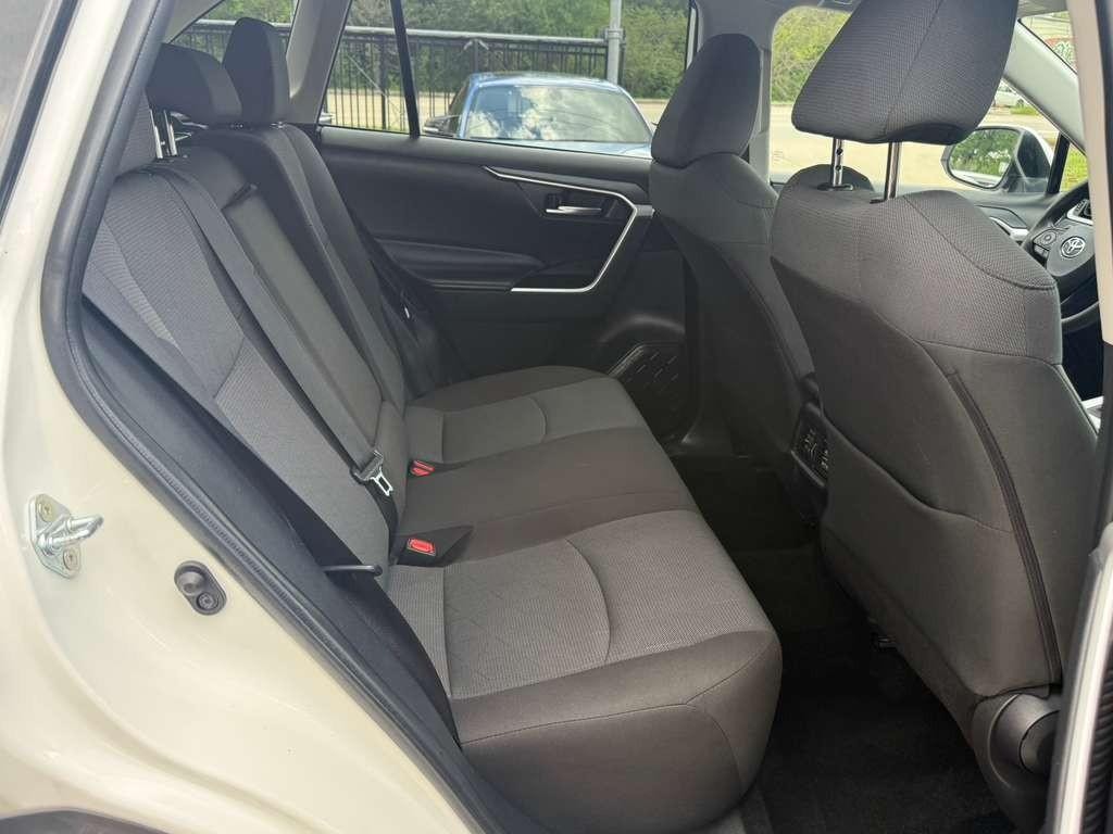 Toyota RAV4 Vehicle Full-screen Gallery Image 15