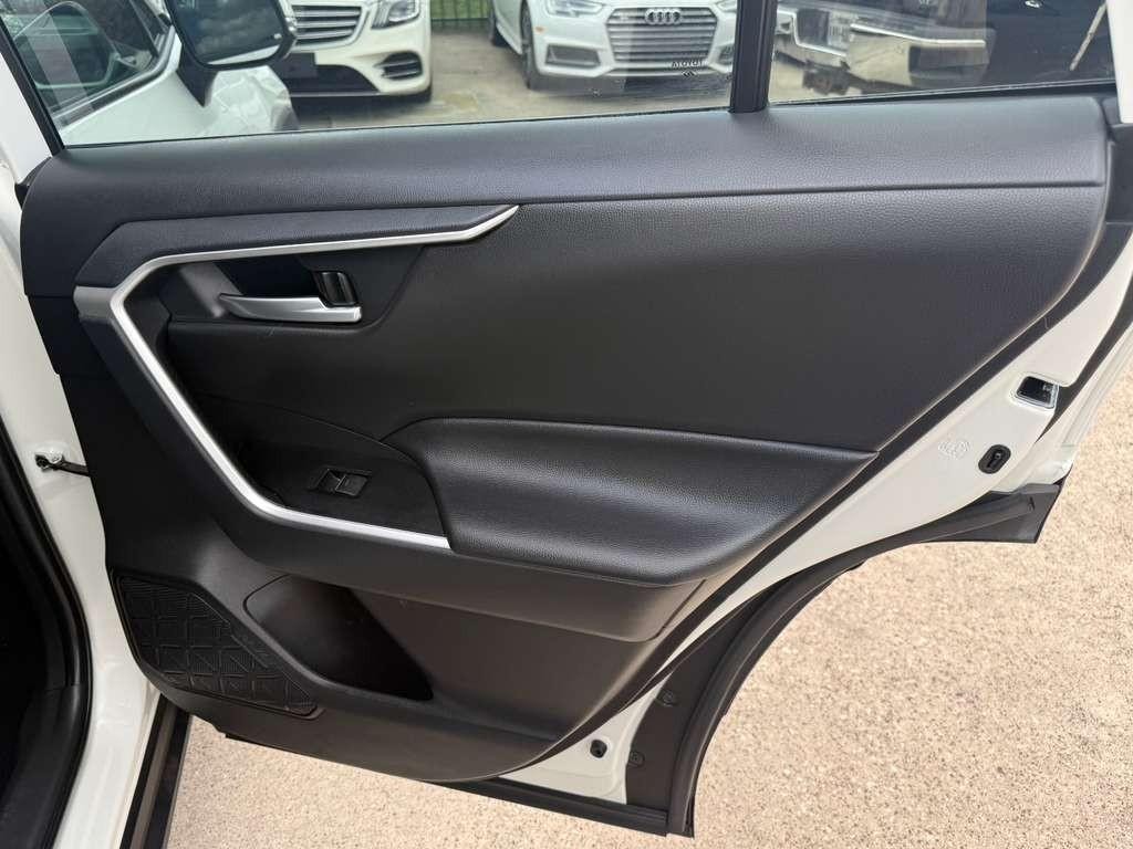 Toyota RAV4 Vehicle Full-screen Gallery Image 16