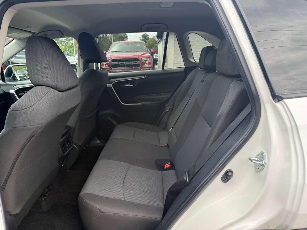 Toyota RAV4 Vehicle Full-screen Gallery Image 17