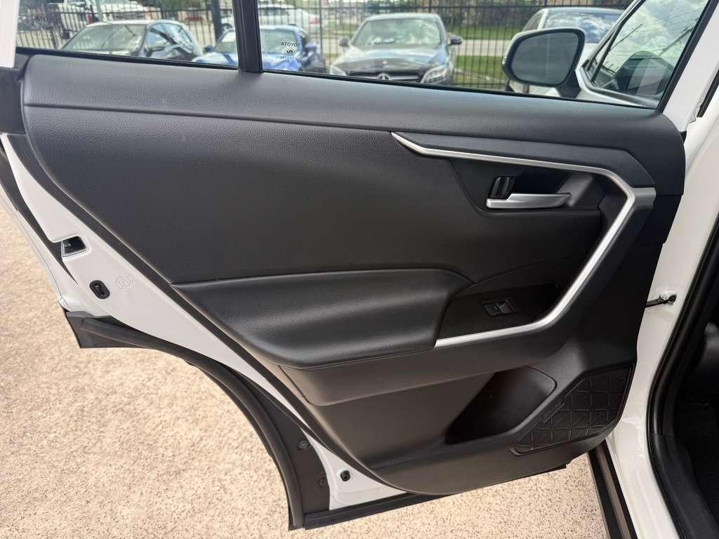 Toyota RAV4 Vehicle Full-screen Gallery Image 18