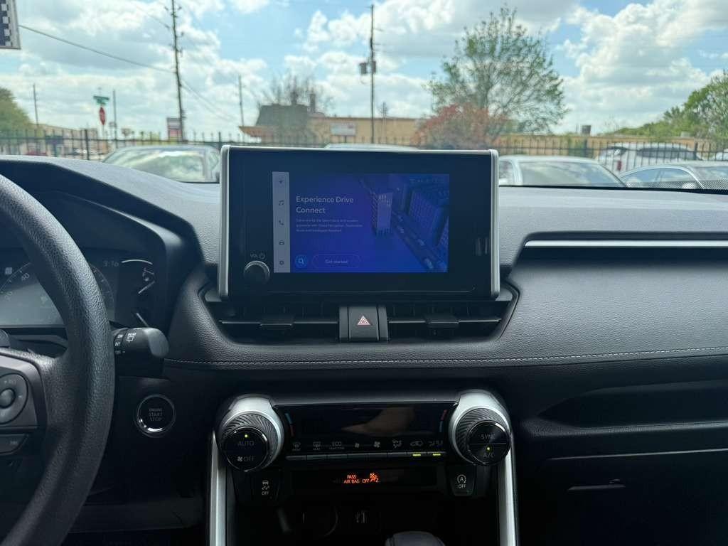 Toyota RAV4 Vehicle Full-screen Gallery Image 21