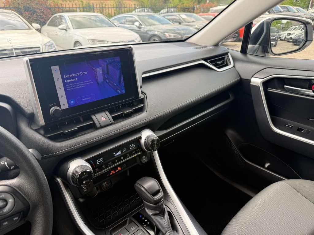 Toyota RAV4 Vehicle Full-screen Gallery Image 22