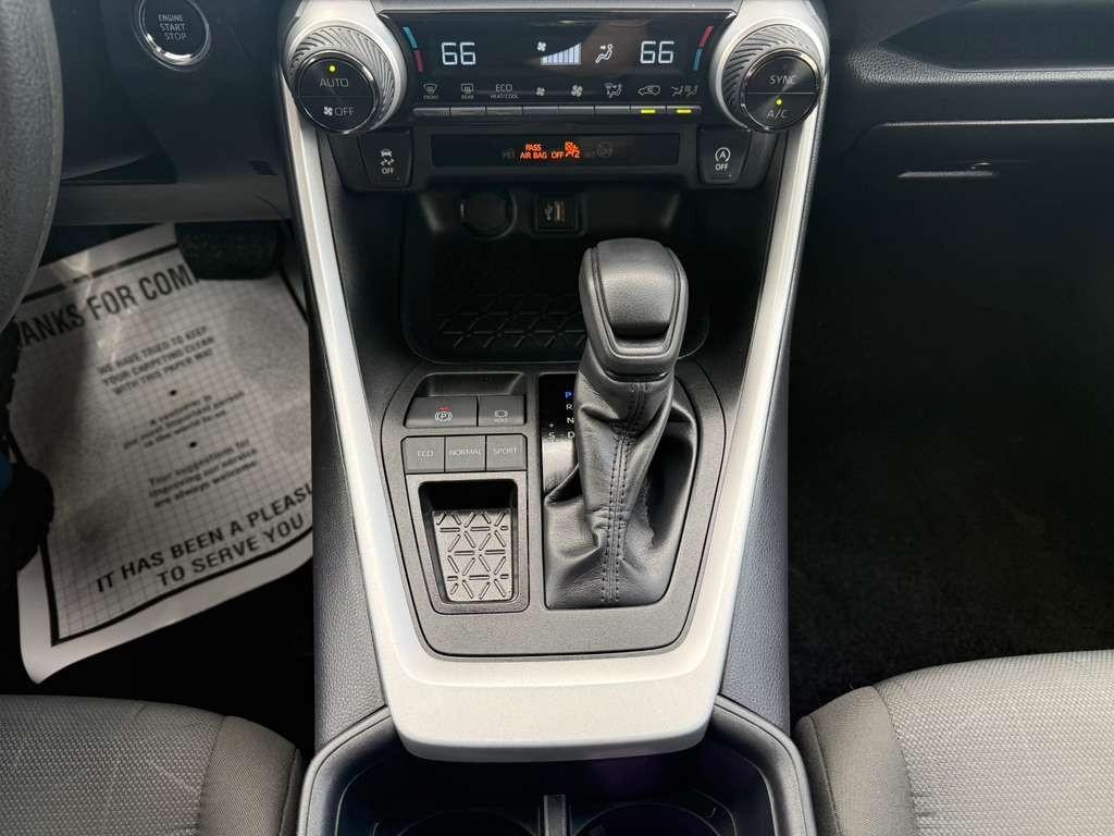 Toyota RAV4 Vehicle Full-screen Gallery Image 23