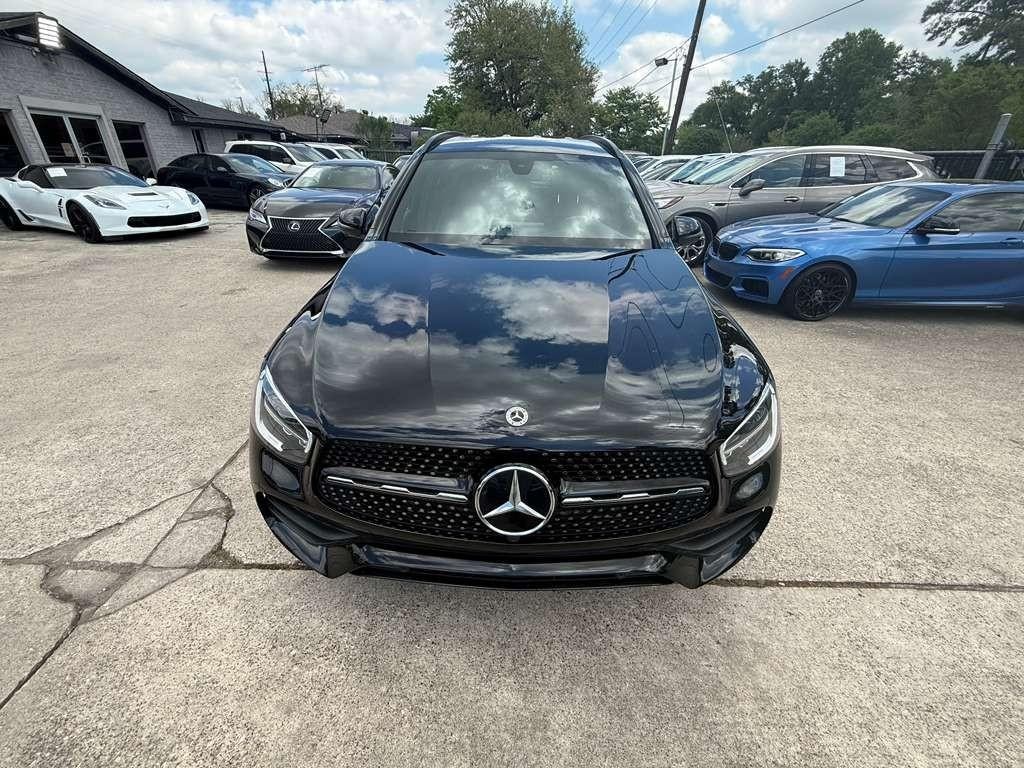 Mercedes-Benz GLC 300 Vehicle Full-screen Gallery Image 02