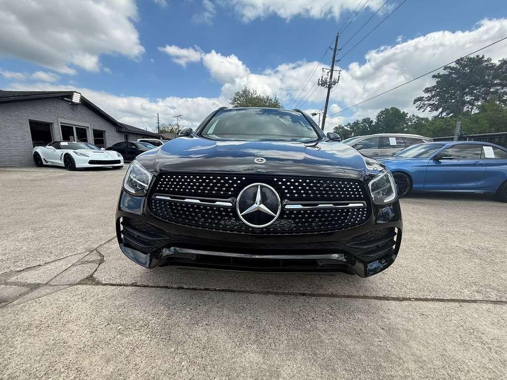 Mercedes-Benz GLC 300 Vehicle Full-screen Gallery Image 03