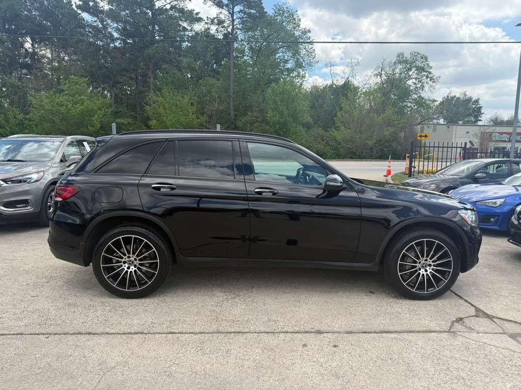 Mercedes-Benz GLC 300 Vehicle Full-screen Gallery Image 05