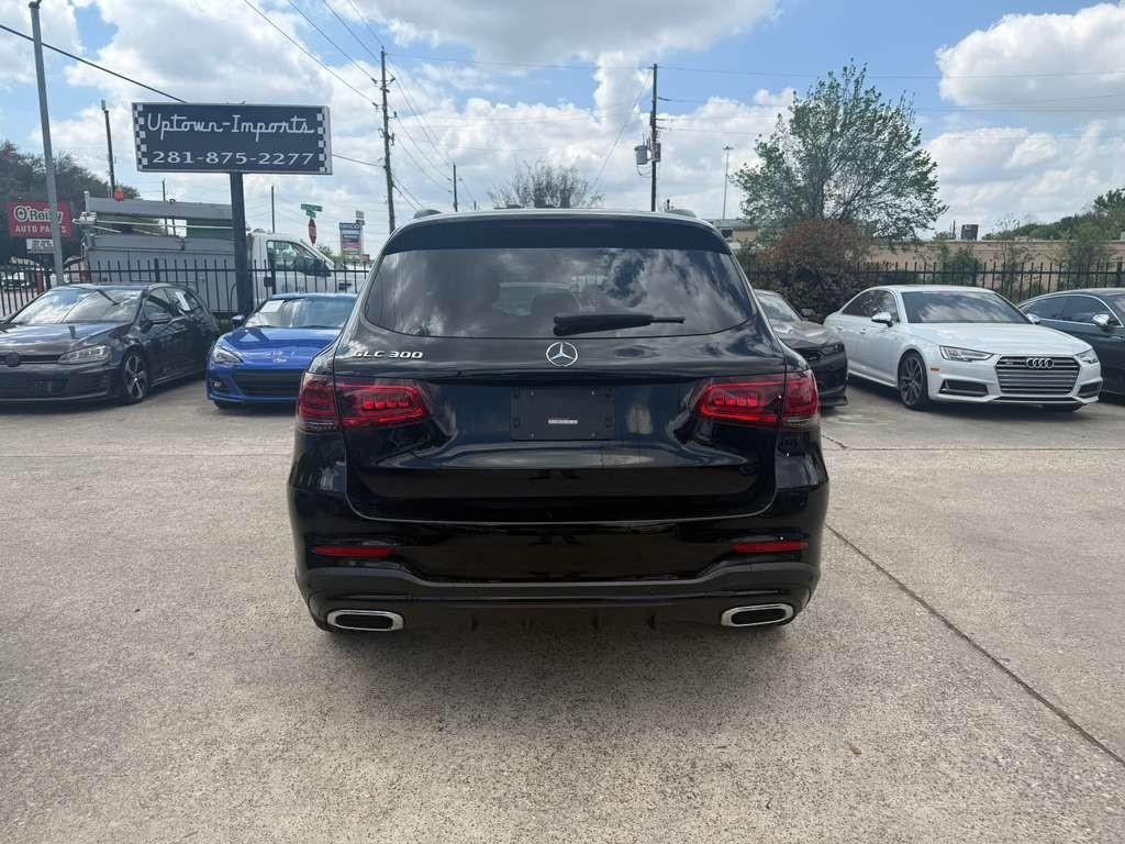 Mercedes-Benz GLC 300 Vehicle Full-screen Gallery Image 07