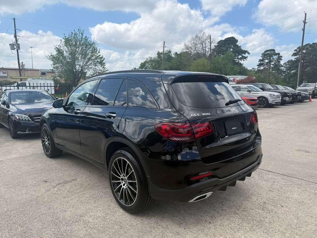 Mercedes-Benz GLC 300 Vehicle Full-screen Gallery Image 08