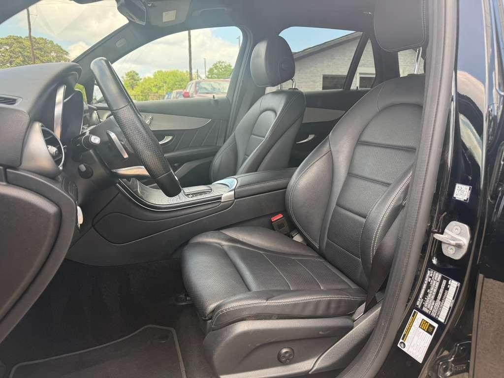 Mercedes-Benz GLC 300 Vehicle Full-screen Gallery Image 11