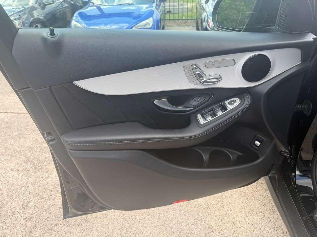 Mercedes-Benz GLC 300 Vehicle Full-screen Gallery Image 12