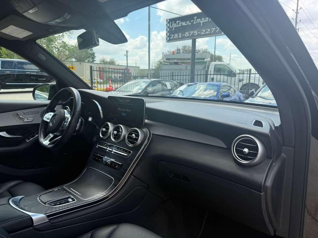 Mercedes-Benz GLC 300 Vehicle Full-screen Gallery Image 13