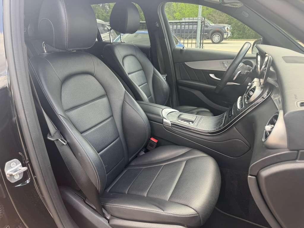 Mercedes-Benz GLC 300 Vehicle Full-screen Gallery Image 14