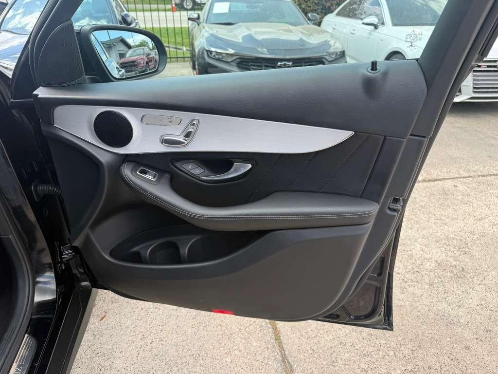 Mercedes-Benz GLC 300 Vehicle Full-screen Gallery Image 15