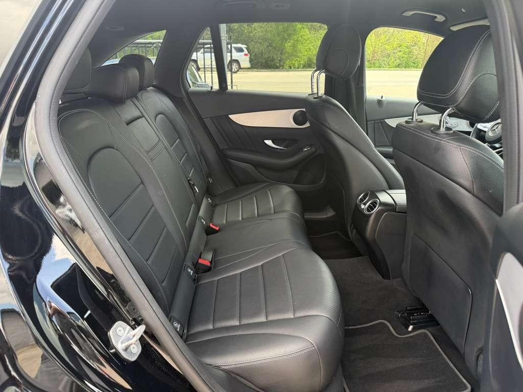 Mercedes-Benz GLC 300 Vehicle Full-screen Gallery Image 16