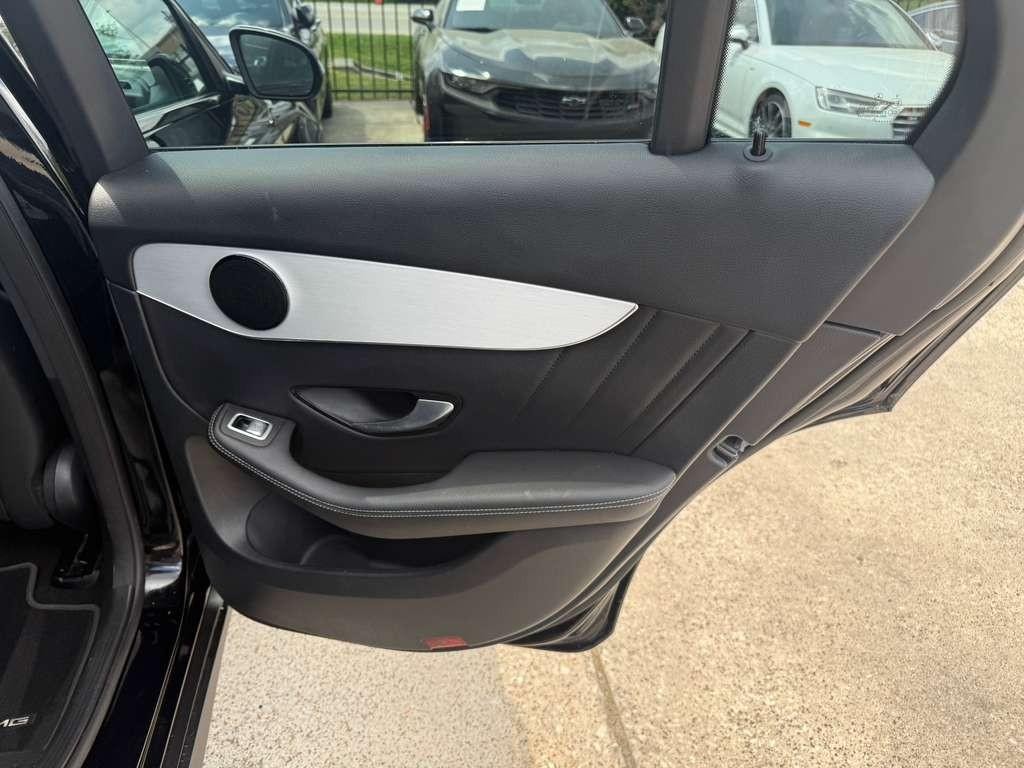 Mercedes-Benz GLC 300 Vehicle Full-screen Gallery Image 17