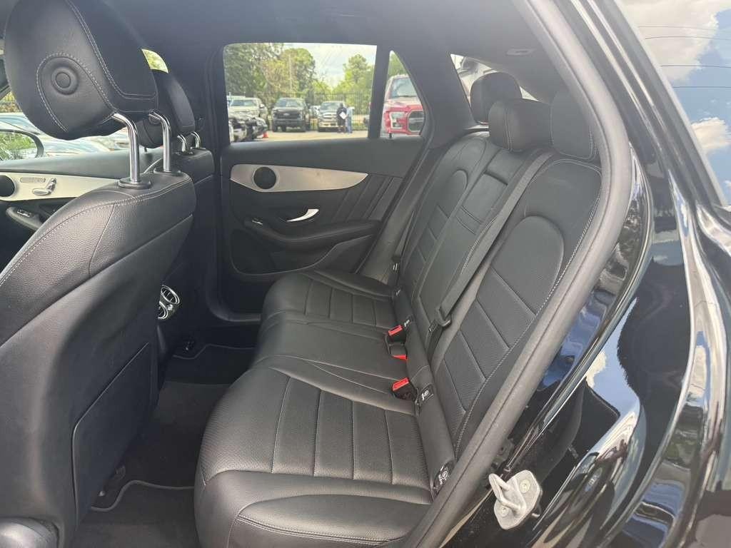 Mercedes-Benz GLC 300 Vehicle Full-screen Gallery Image 18