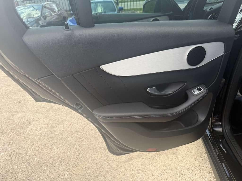 Mercedes-Benz GLC 300 Vehicle Full-screen Gallery Image 19