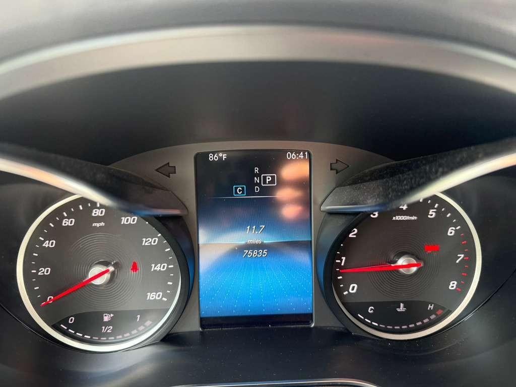 Mercedes-Benz GLC 300 Vehicle Full-screen Gallery Image 21