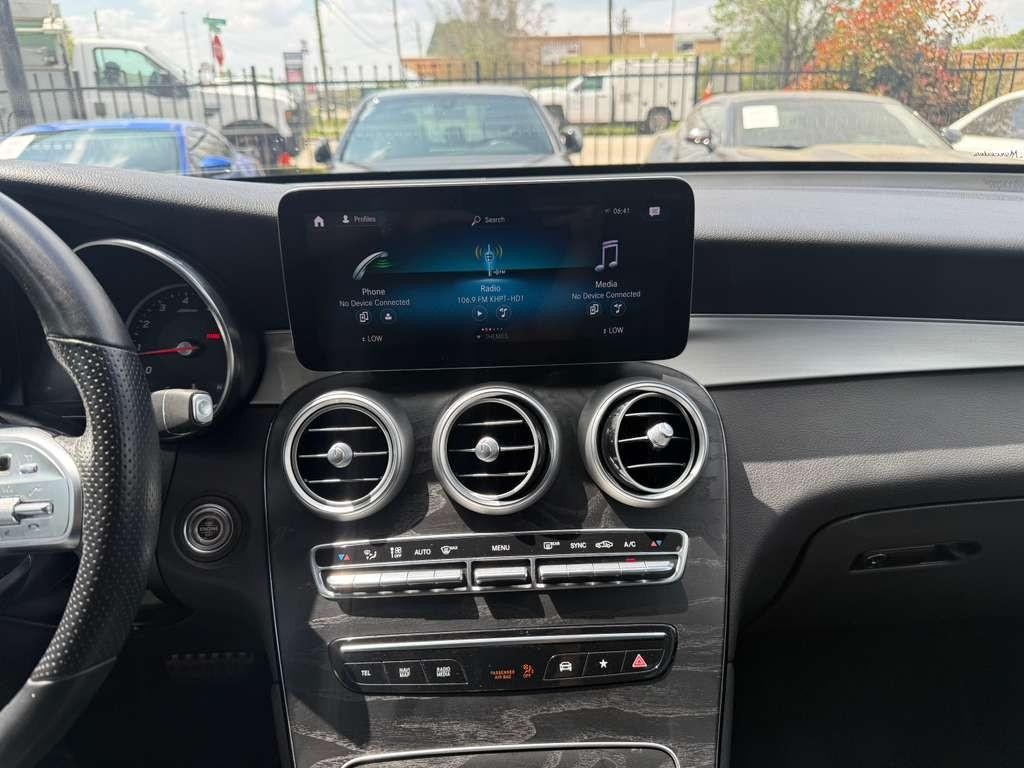 Mercedes-Benz GLC 300 Vehicle Full-screen Gallery Image 22