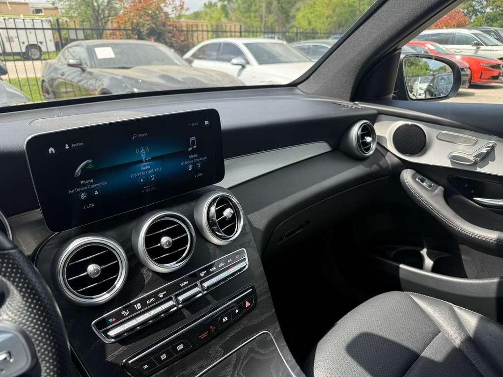 Mercedes-Benz GLC 300 Vehicle Full-screen Gallery Image 23