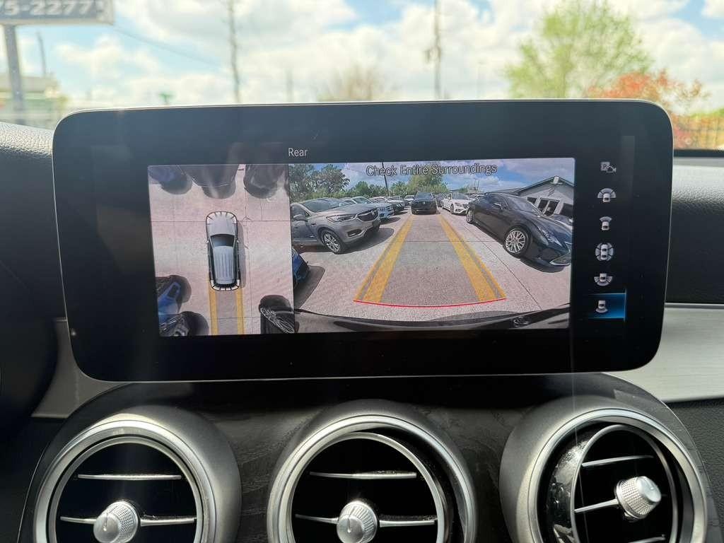 Mercedes-Benz GLC 300 Vehicle Full-screen Gallery Image 24