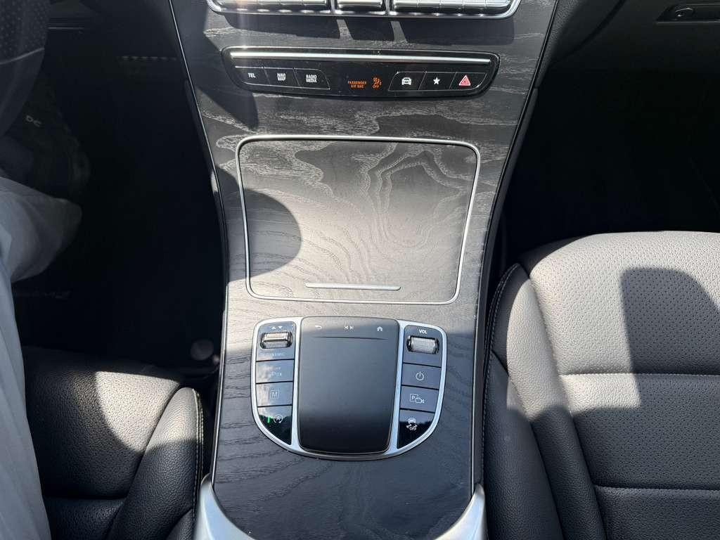 Mercedes-Benz GLC 300 Vehicle Full-screen Gallery Image 25