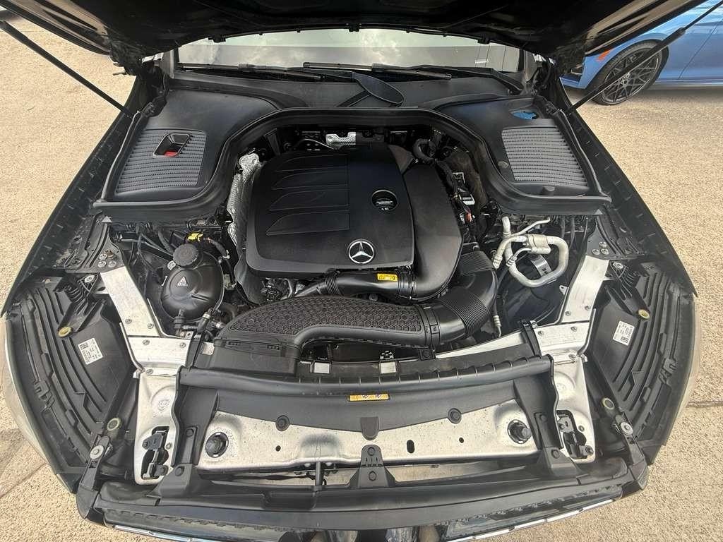 Mercedes-Benz GLC 300 Vehicle Full-screen Gallery Image 26