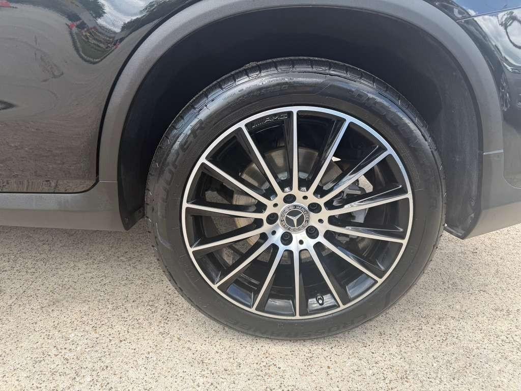 Mercedes-Benz GLC 300 Vehicle Full-screen Gallery Image 27