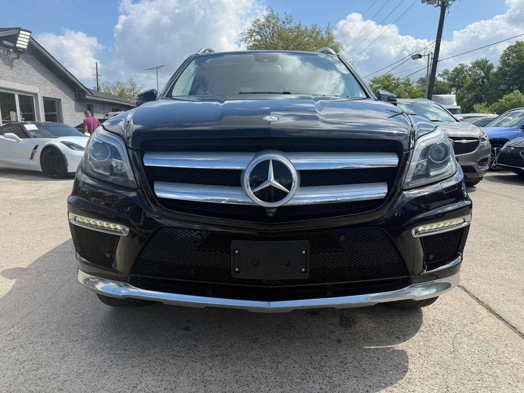 Mercedes-Benz GL 550 Vehicle Full-screen Gallery Image 02