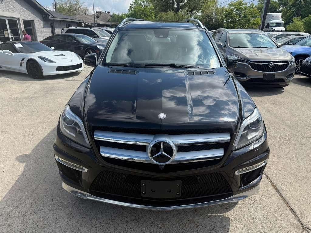 Mercedes-Benz GL 550 Vehicle Full-screen Gallery Image 03