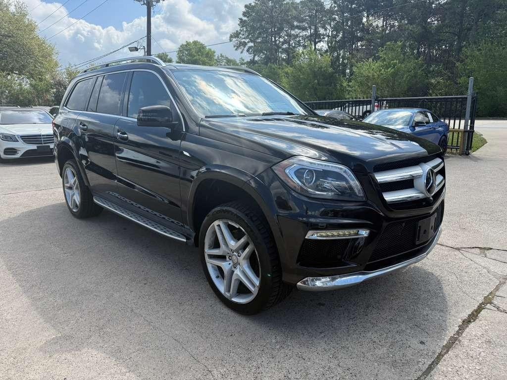 Mercedes-Benz GL 550 Vehicle Full-screen Gallery Image 04