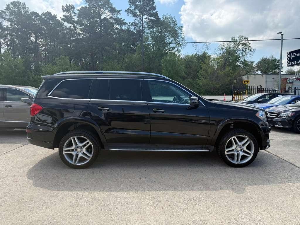 Mercedes-Benz GL 550 Vehicle Full-screen Gallery Image 05