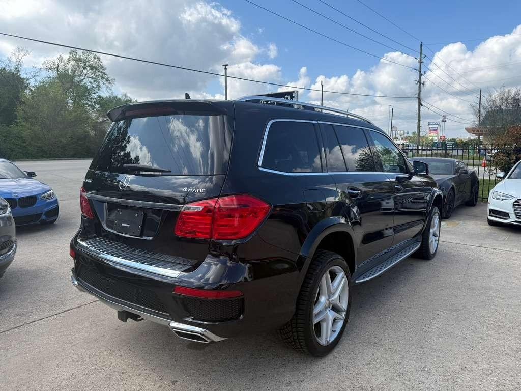 Mercedes-Benz GL 550 Vehicle Full-screen Gallery Image 06