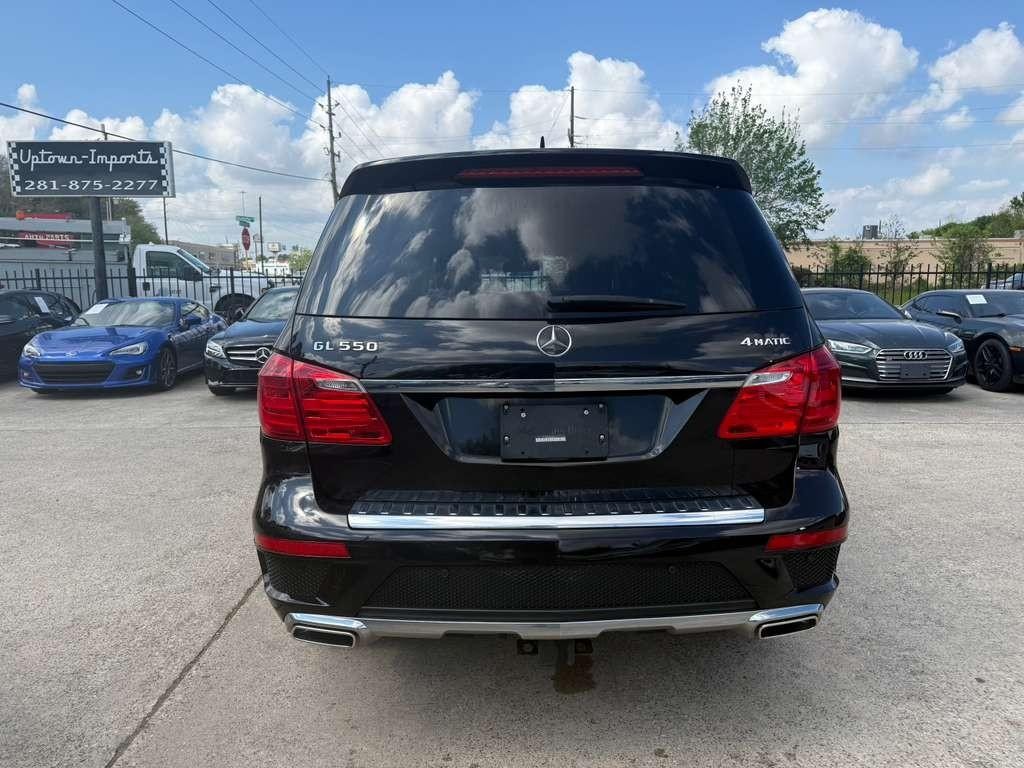 Mercedes-Benz GL 550 Vehicle Full-screen Gallery Image 07