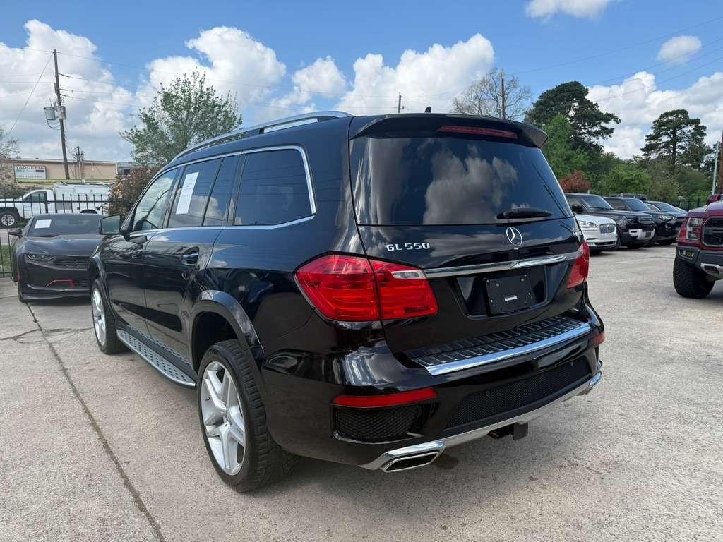 Mercedes-Benz GL 550 Vehicle Full-screen Gallery Image 08