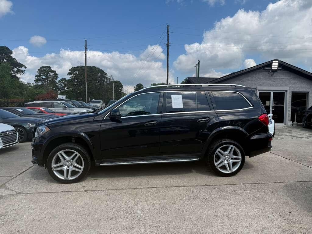 Mercedes-Benz GL 550 Vehicle Full-screen Gallery Image 09