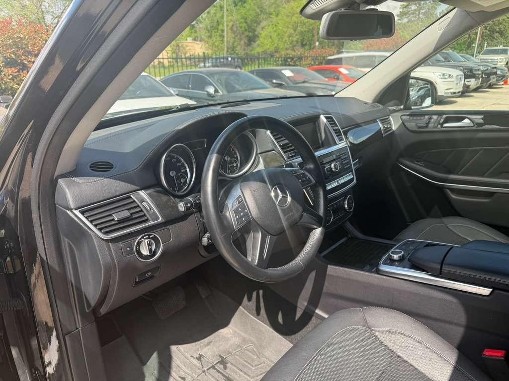 Mercedes-Benz GL 550 Vehicle Full-screen Gallery Image 10