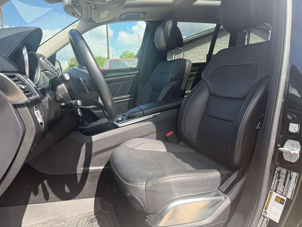 Mercedes-Benz GL 550 Vehicle Full-screen Gallery Image 11