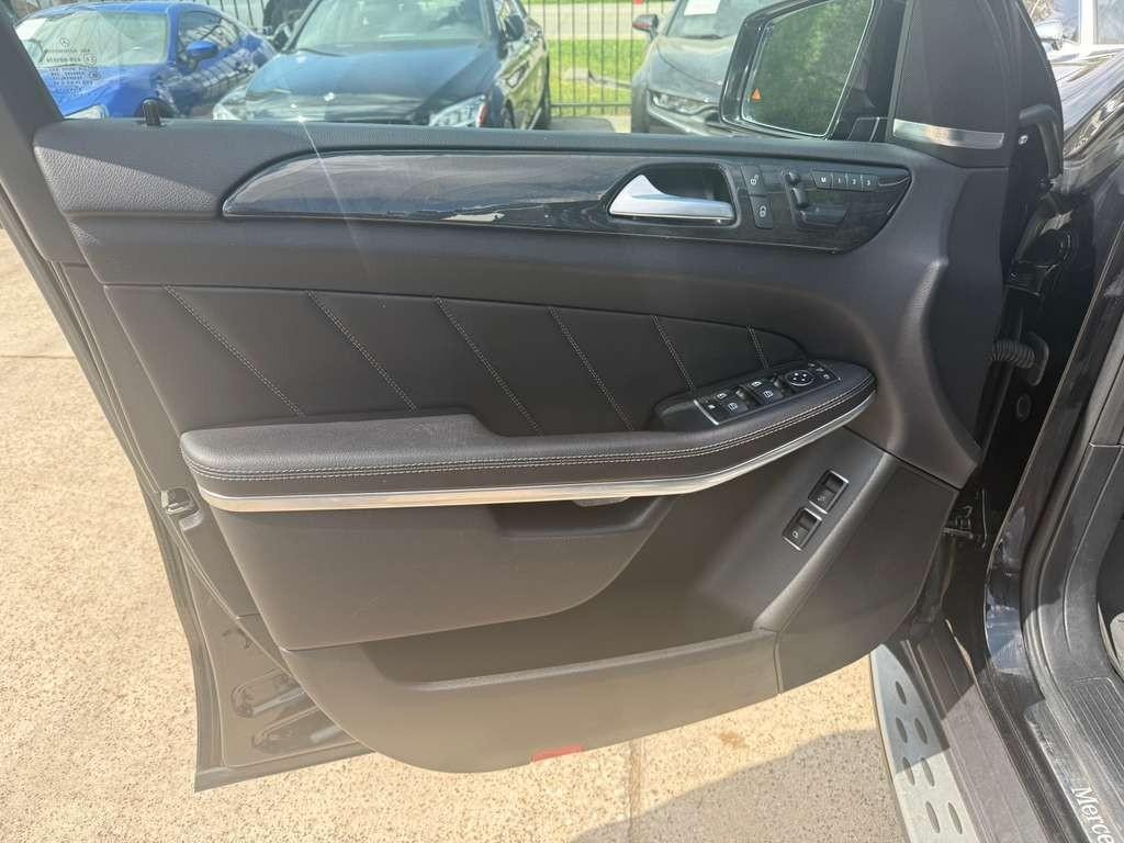 Mercedes-Benz GL 550 Vehicle Full-screen Gallery Image 12